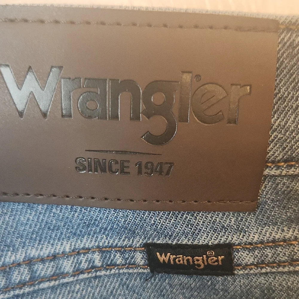 Wrangler Men's Light Washed  Blue Straight Leg Regular Fit Jeans Size 38x29
